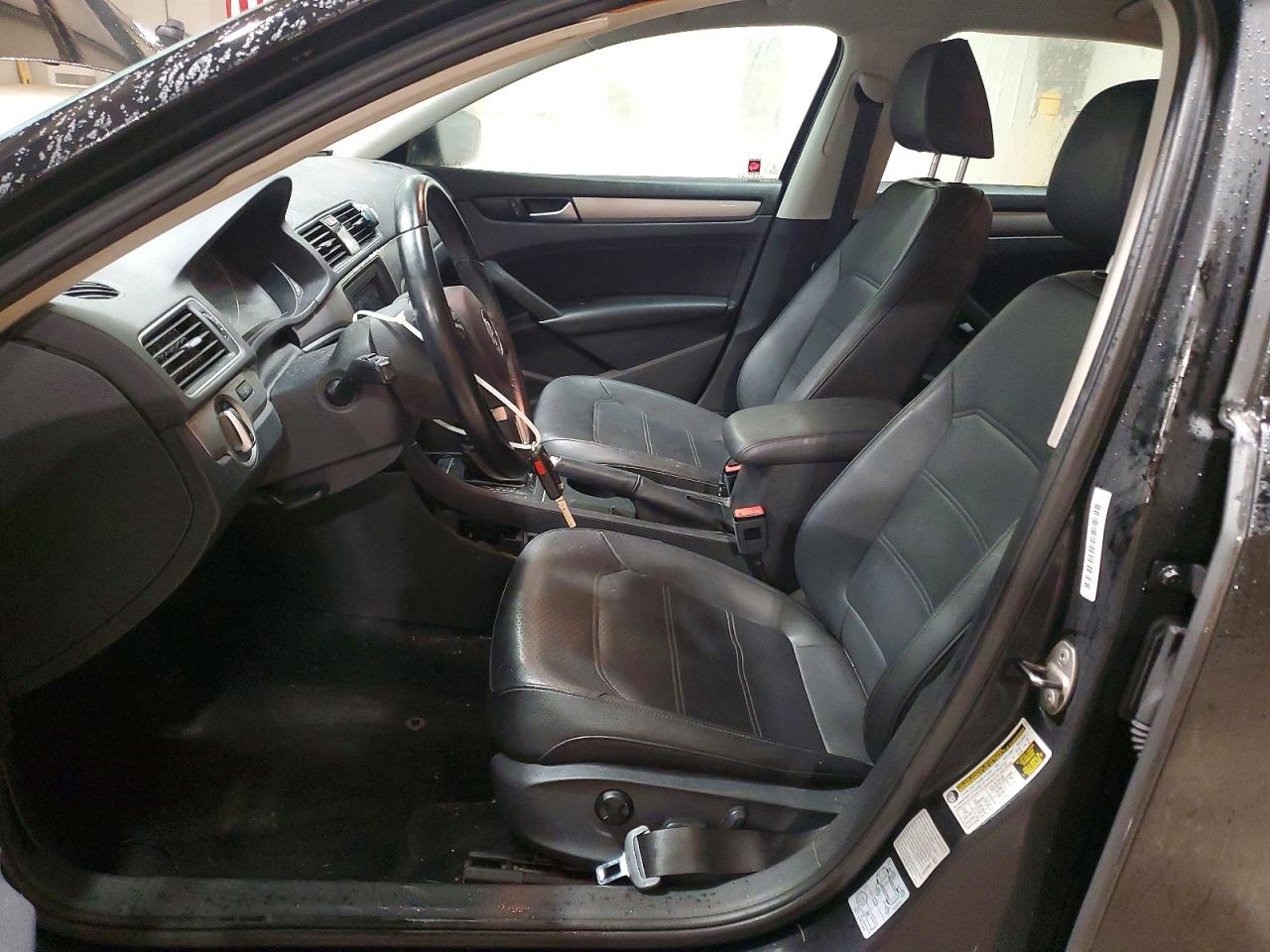 2015 VOLKSWAGEN PASSAT S photo 7