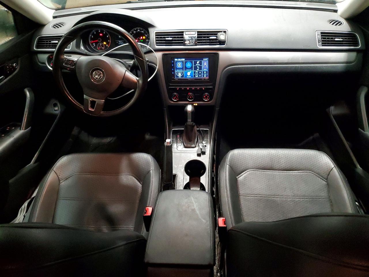 2015 VOLKSWAGEN PASSAT S photo 8