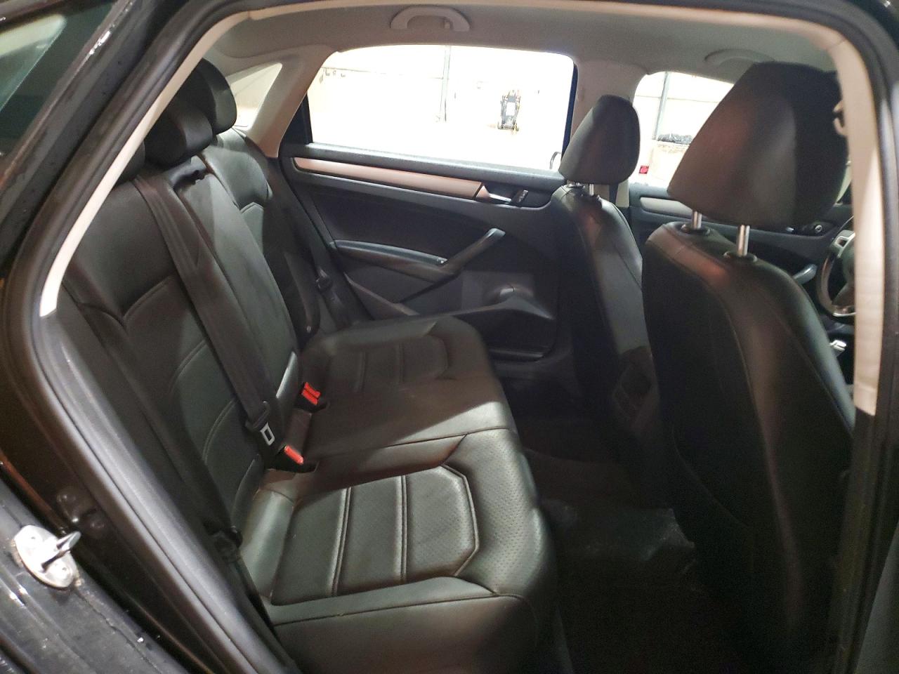 2015 VOLKSWAGEN PASSAT S photo 10