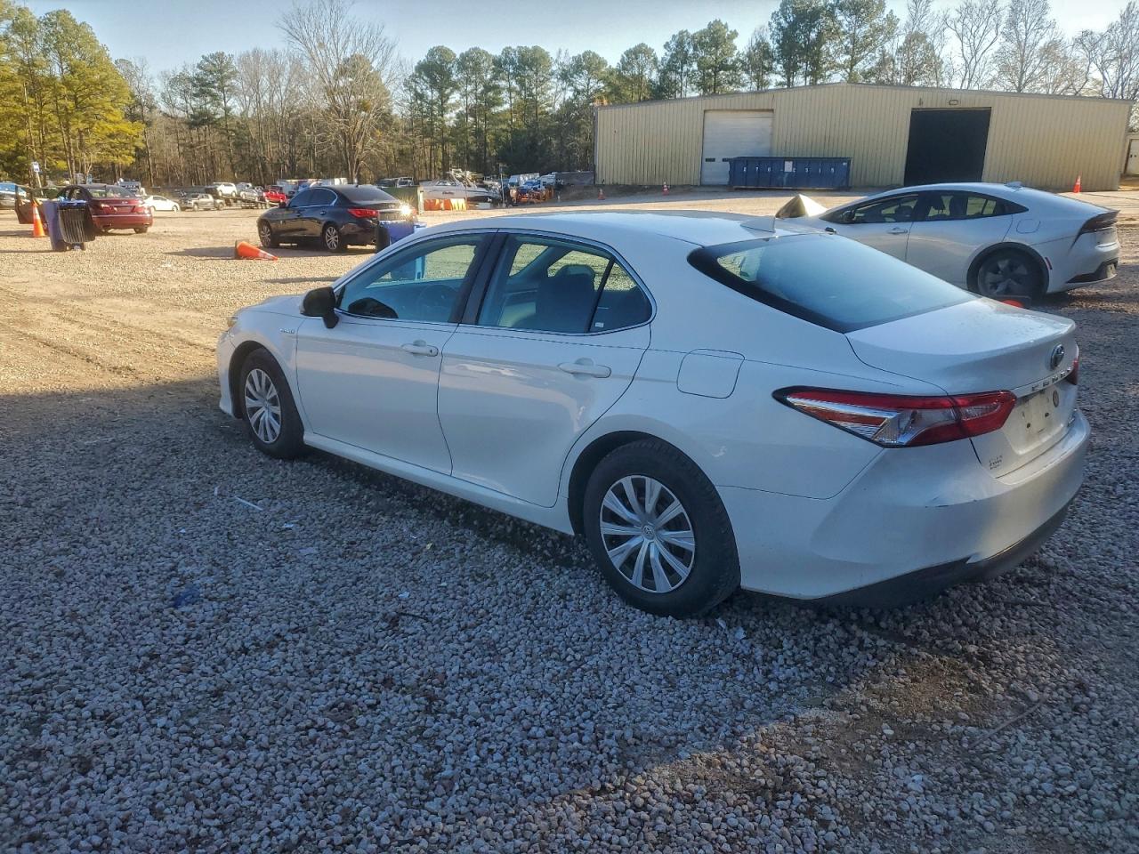 2019 TOYOTA CAMRY LE photo 3