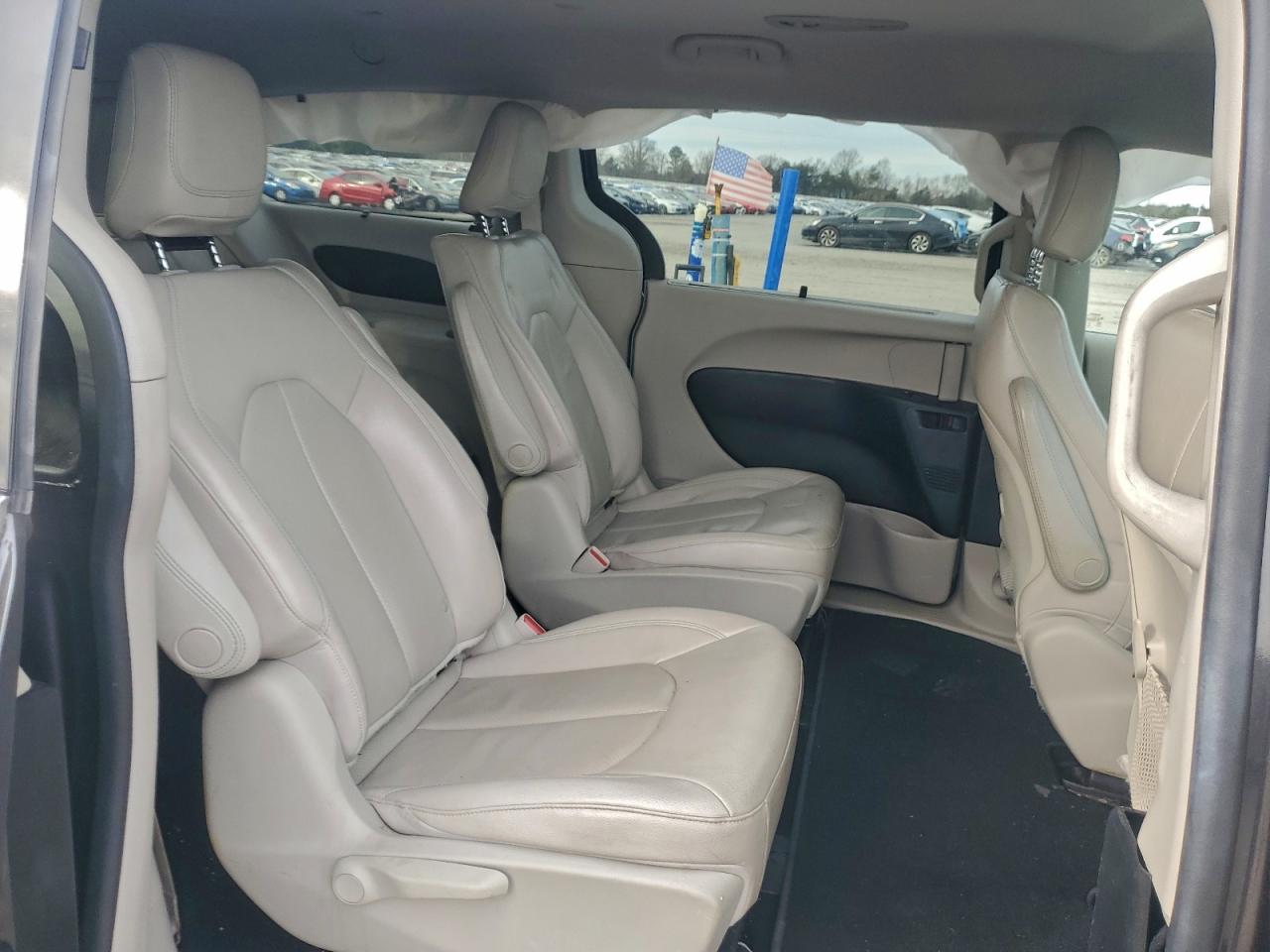 2019 CHRYSLER PACIFICA HYBRID TOURING L photo 11