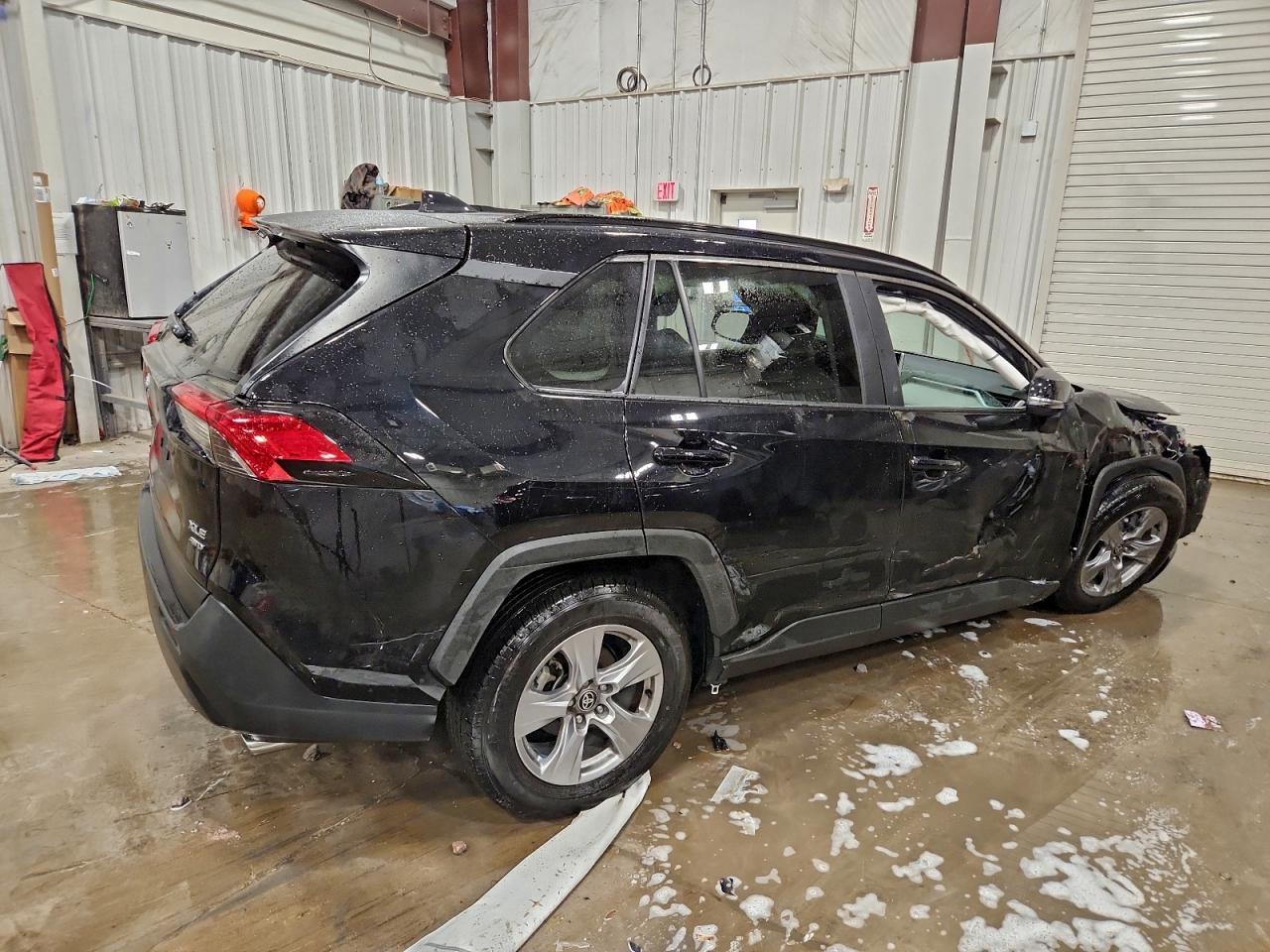 2024 TOYOTA RAV4 XLE photo 3