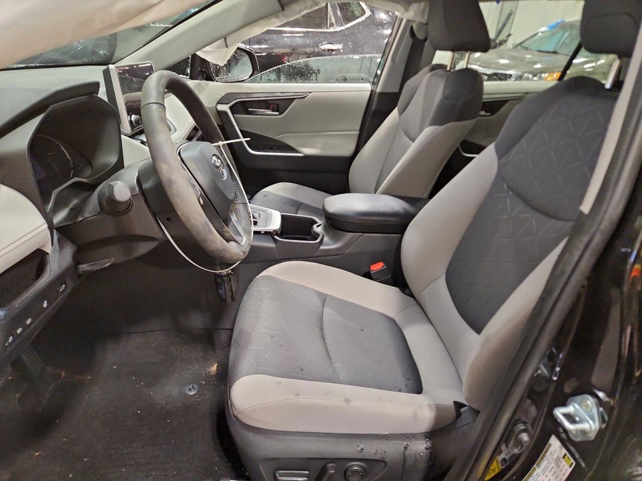 2024 TOYOTA RAV4 XLE photo 7