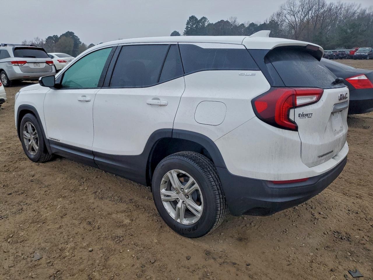2024 GMC TERRAIN SLE photo 2