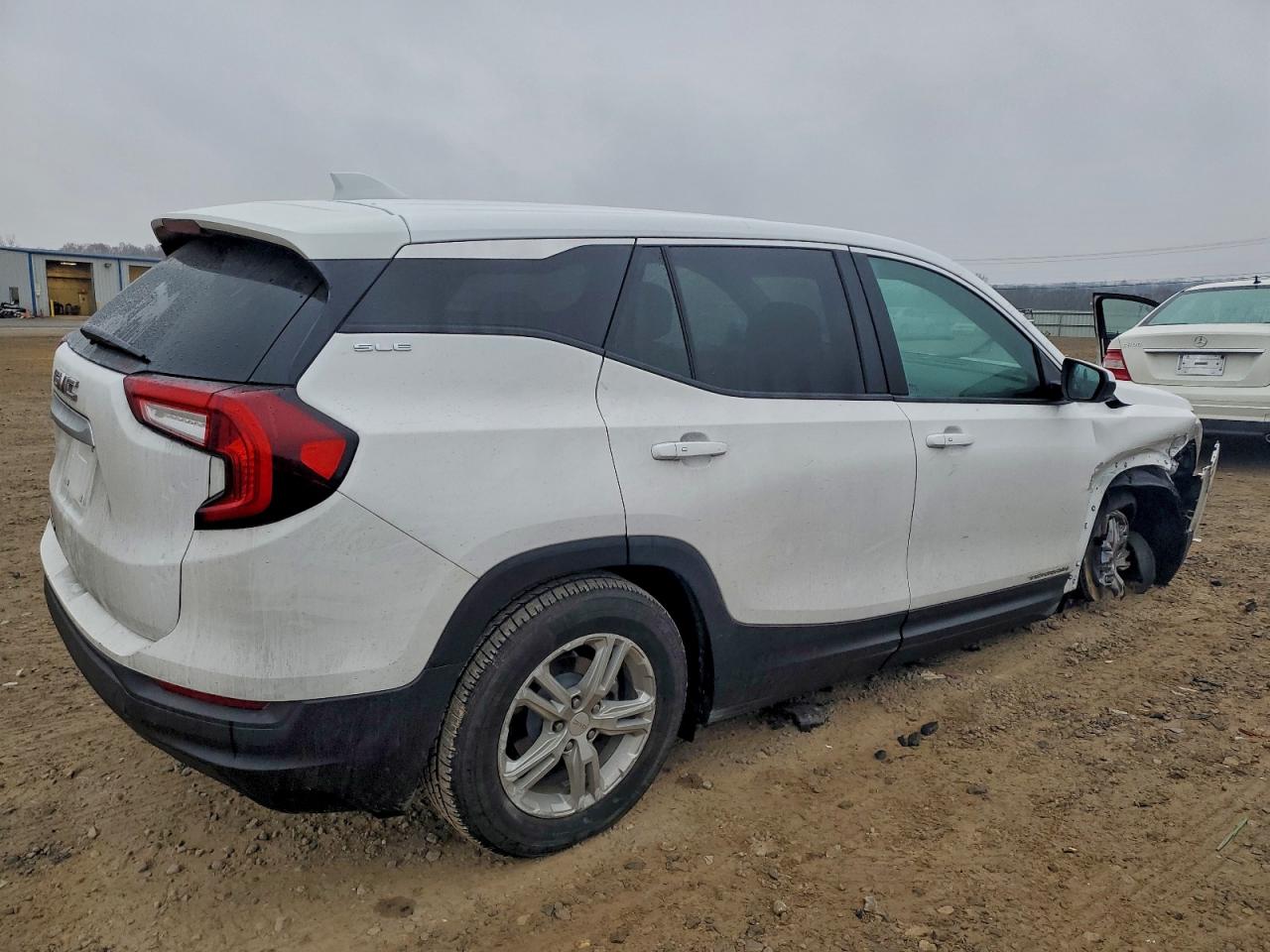 2024 GMC TERRAIN SLE photo 3