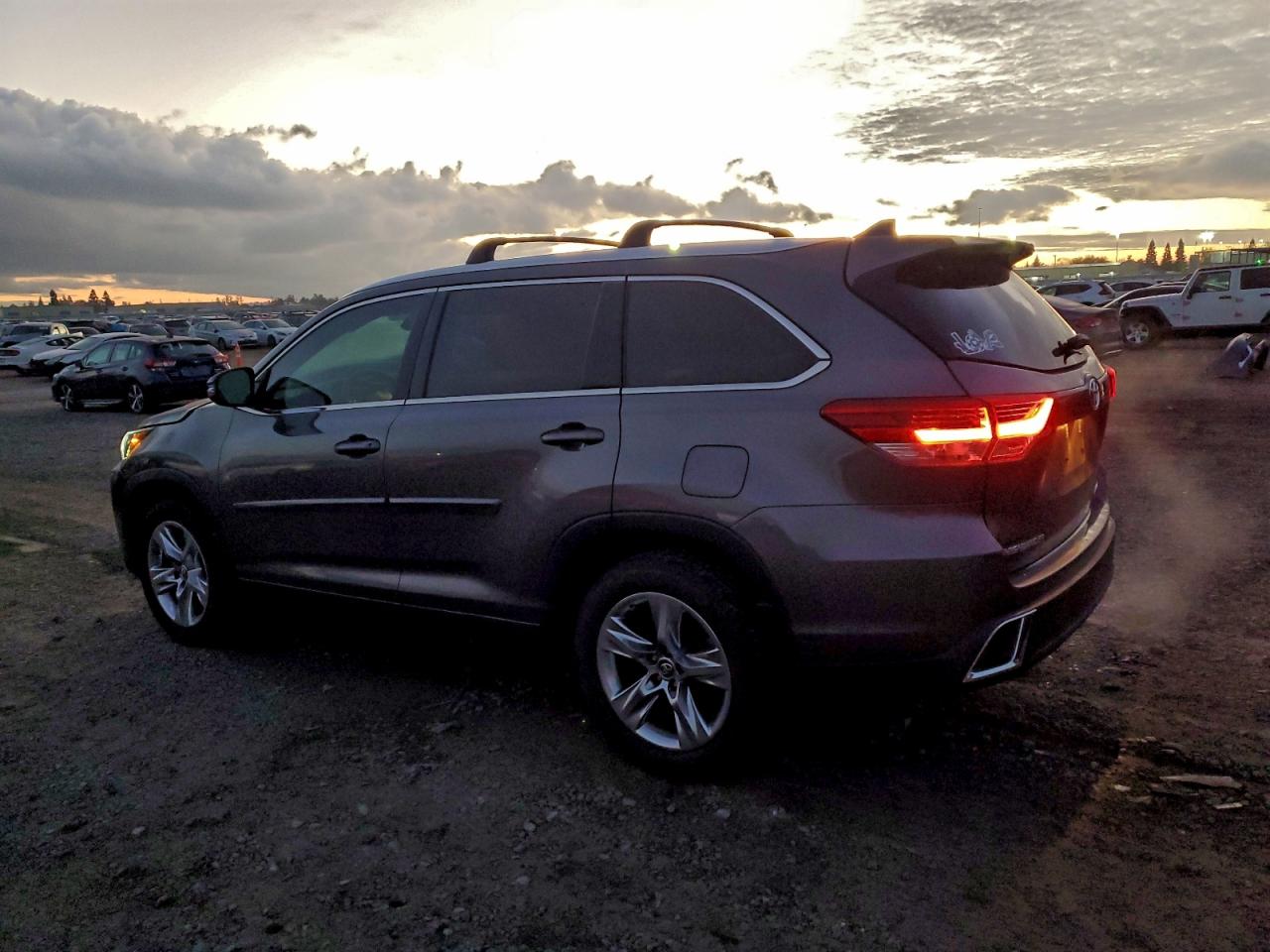 2018 TOYOTA HIGHLANDER LIMITED photo 3