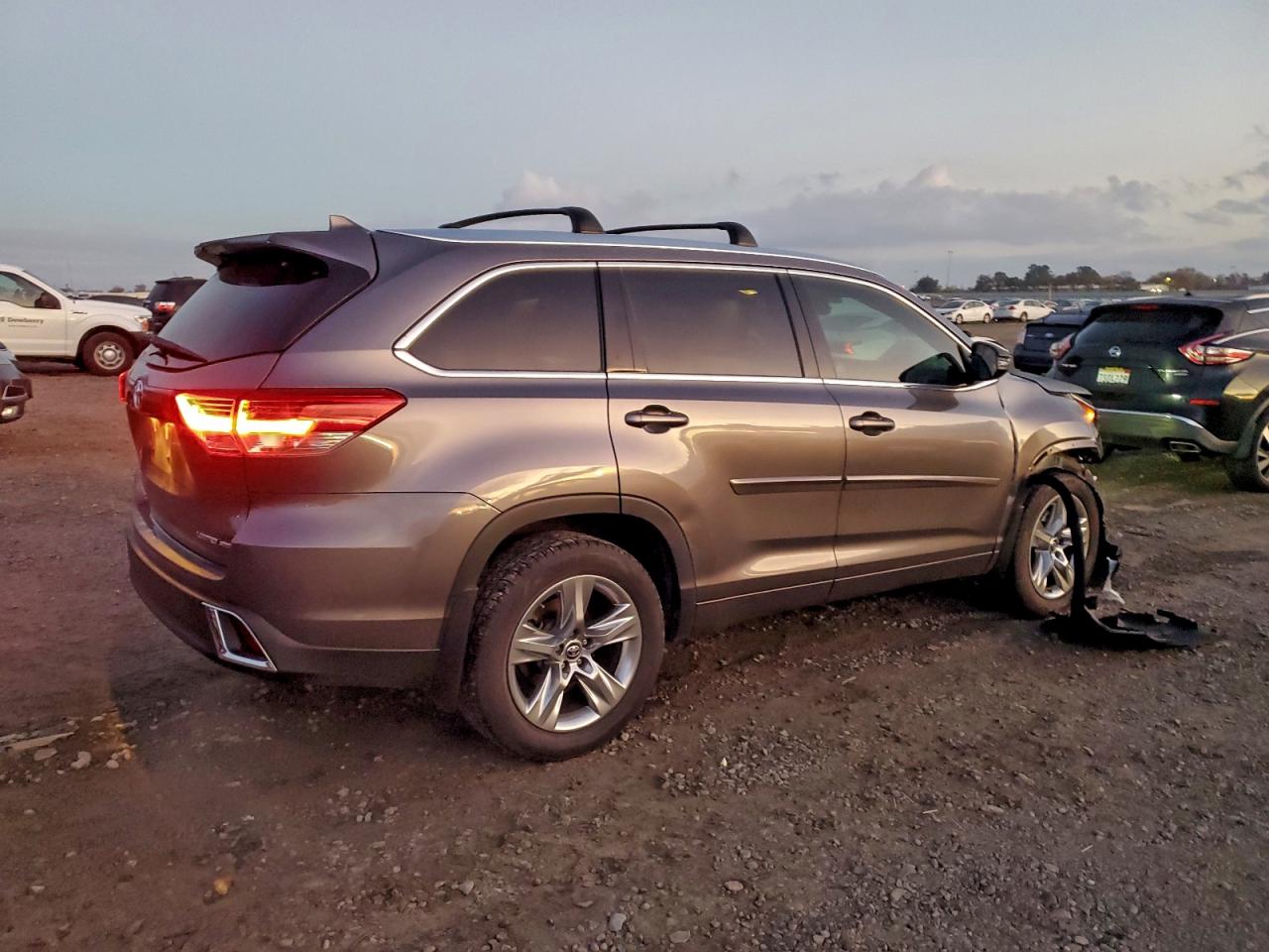 2018 TOYOTA HIGHLANDER LIMITED photo 5
