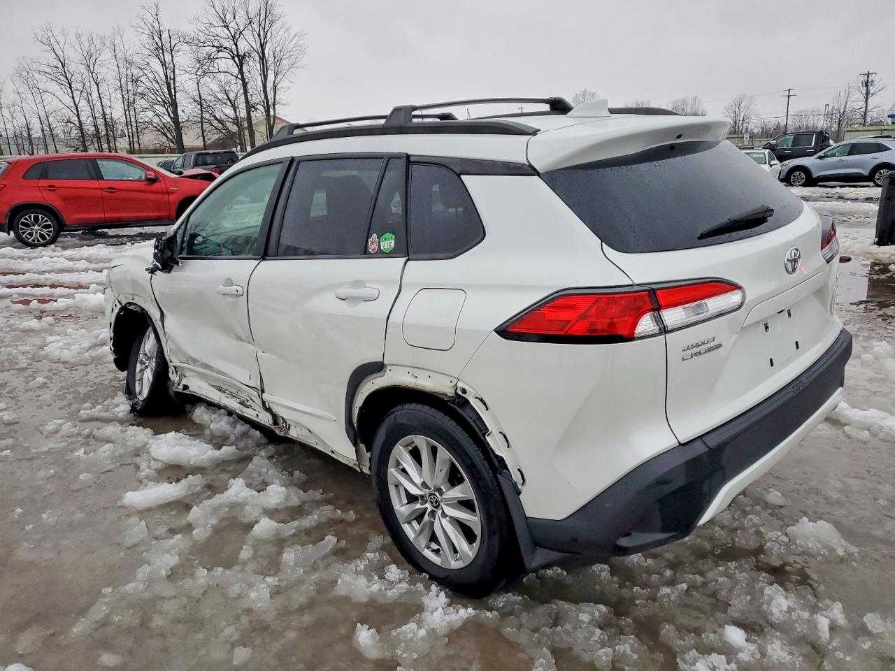 2022 TOYOTA COROLLA CROSS LE photo 2