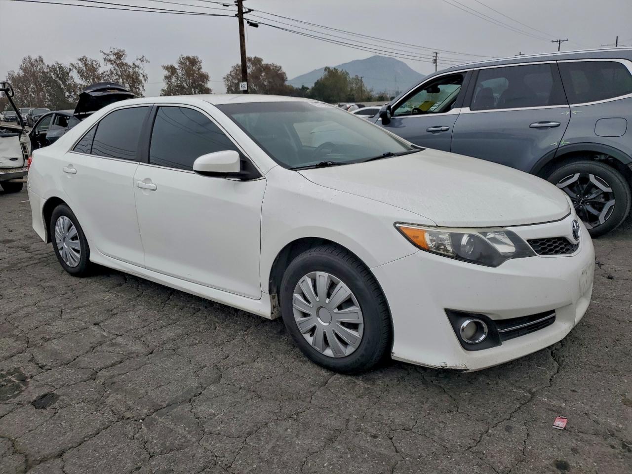 2013 TOYOTA CAMRY L photo 10