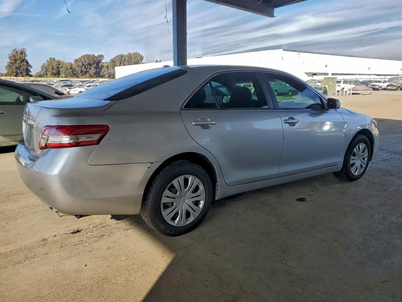 2011 TOYOTA CAMRY BASE photo 3