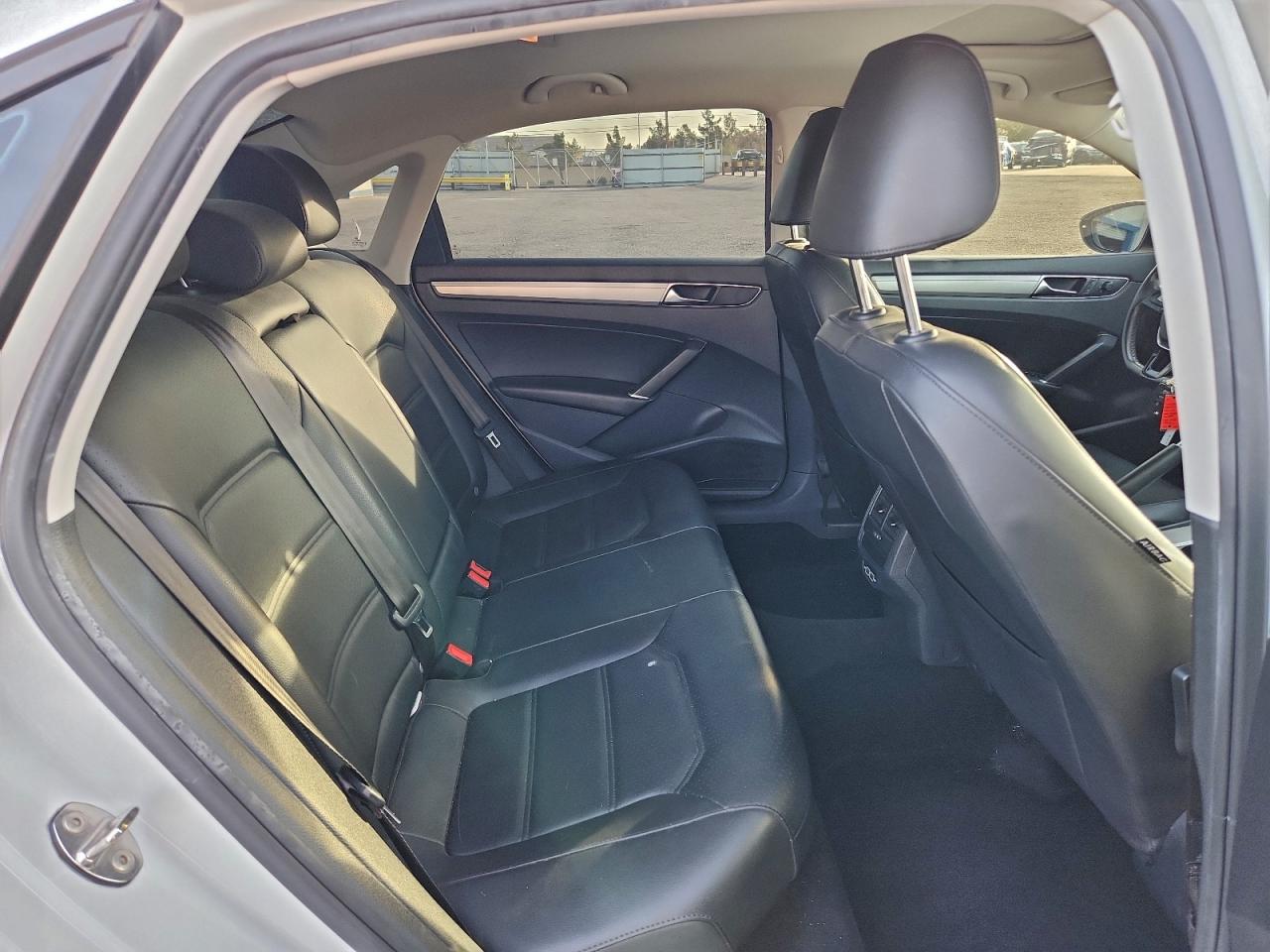 2019 VOLKSWAGEN PASSAT WOLFSBURG photo 19