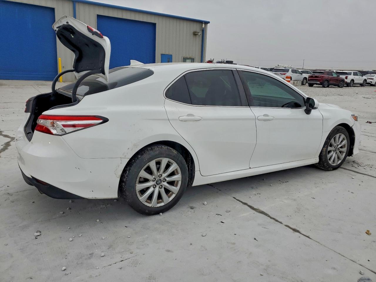 2020 TOYOTA CAMRY LE photo 5