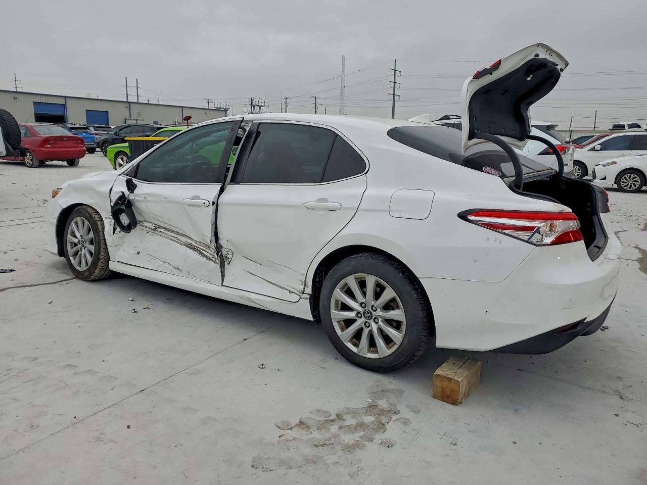 2020 TOYOTA CAMRY LE photo 3