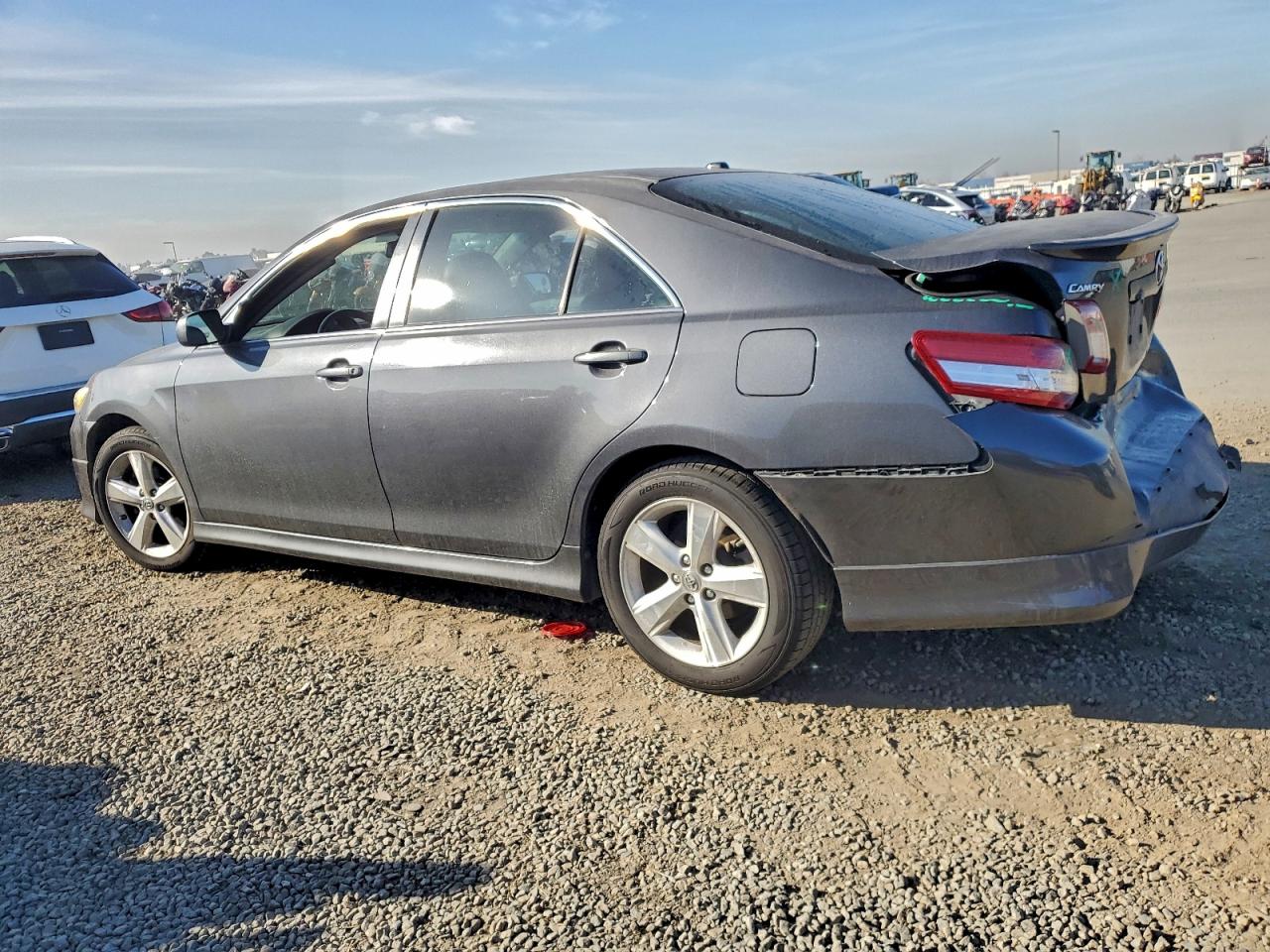 2011 TOYOTA CAMRY SE photo 3