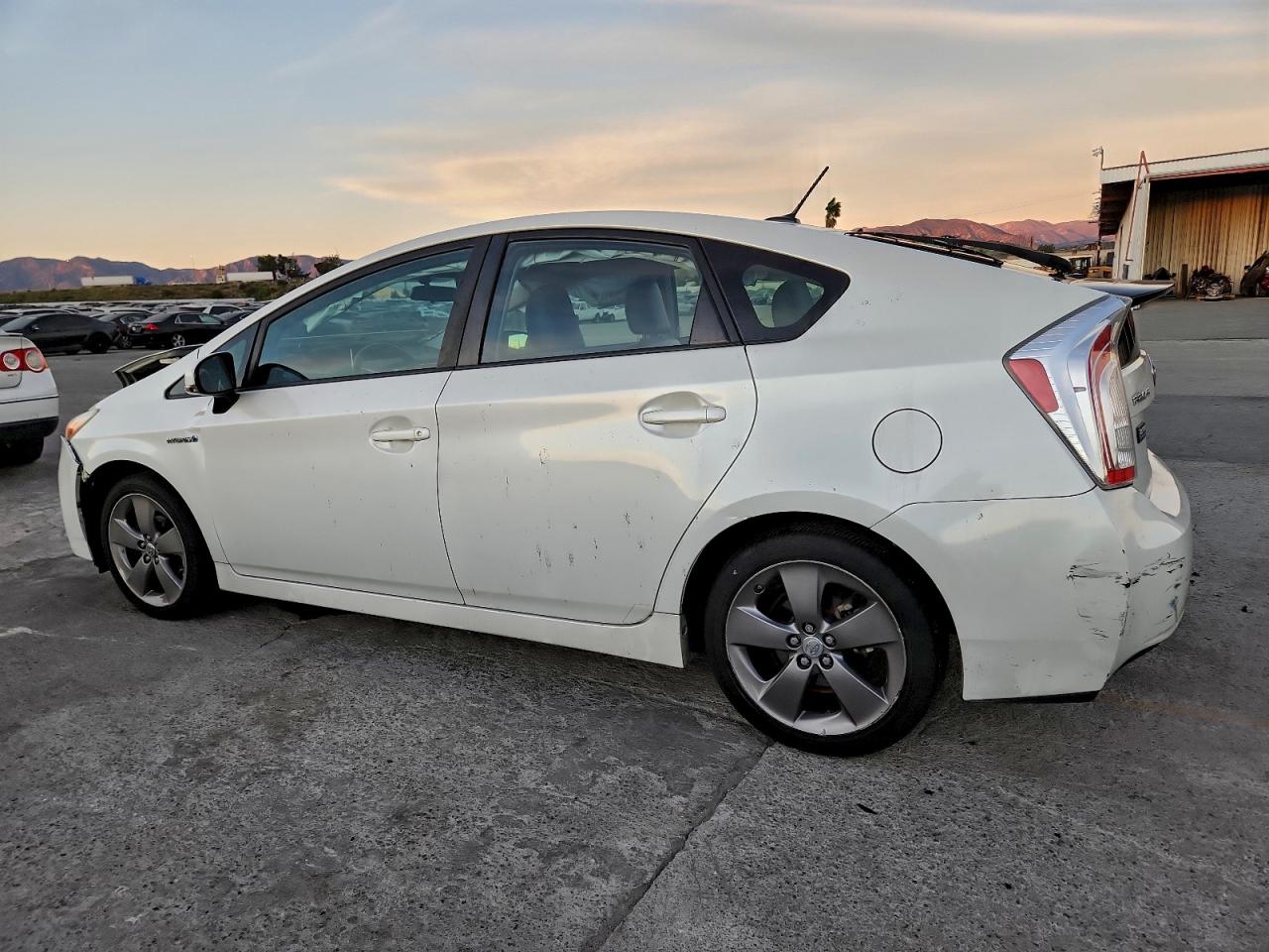 2015 TOYOTA PRIUS photo 3