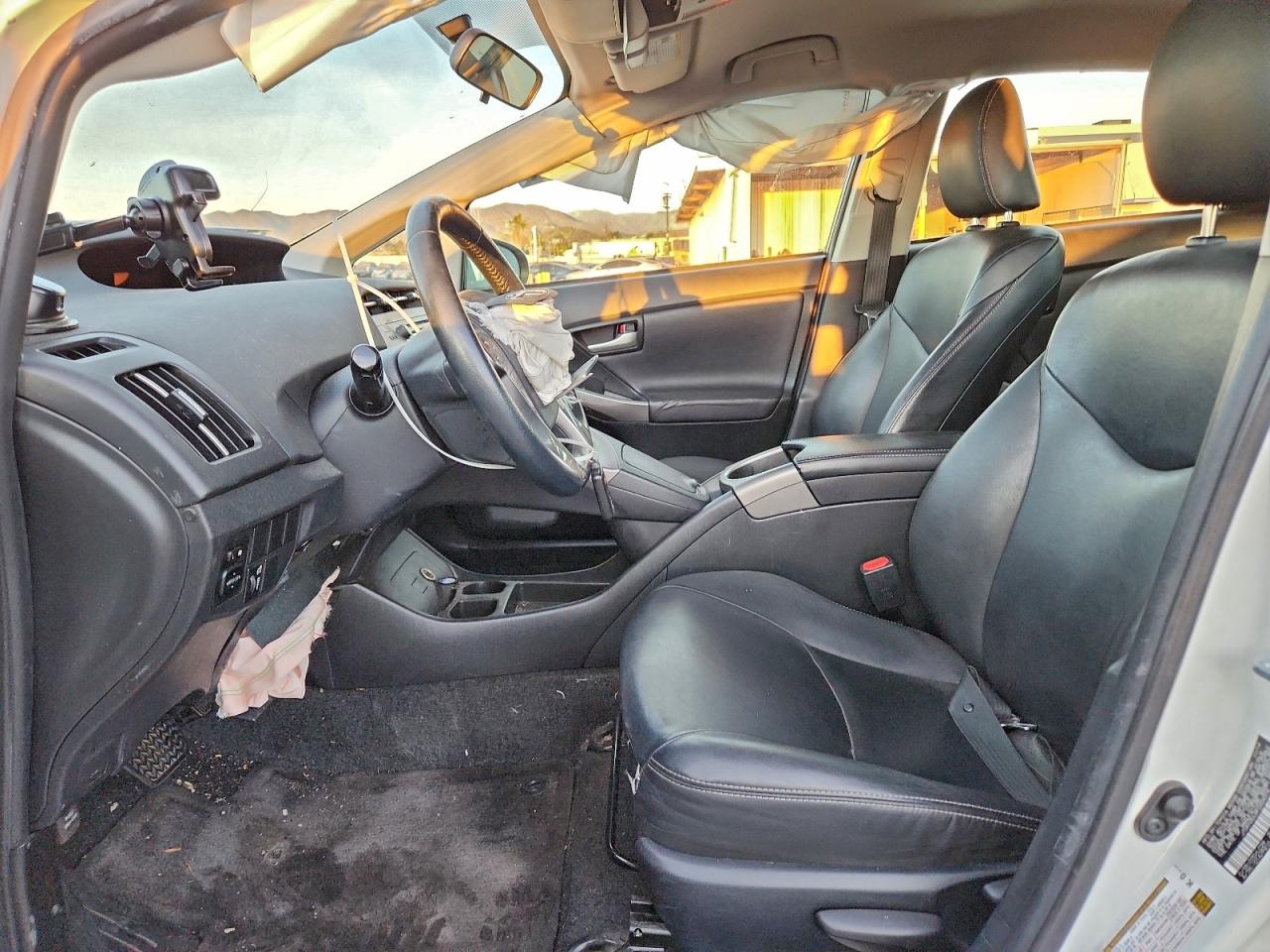 2015 TOYOTA PRIUS photo 13