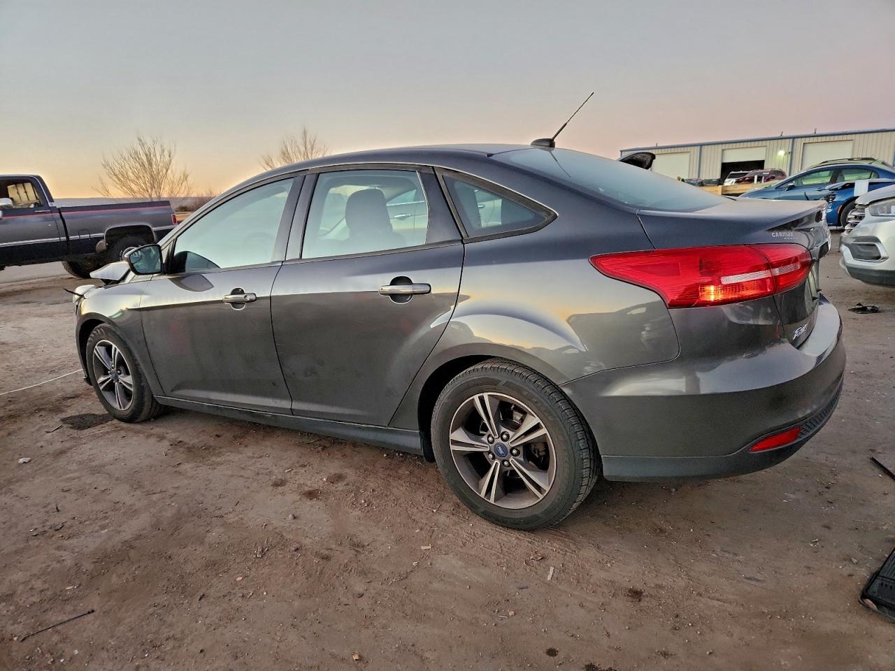 2018 FORD FOCUS SE photo 2
