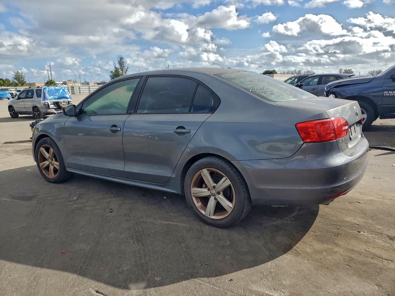 2014 VOLKSWAGEN JETTA BASE photo 2