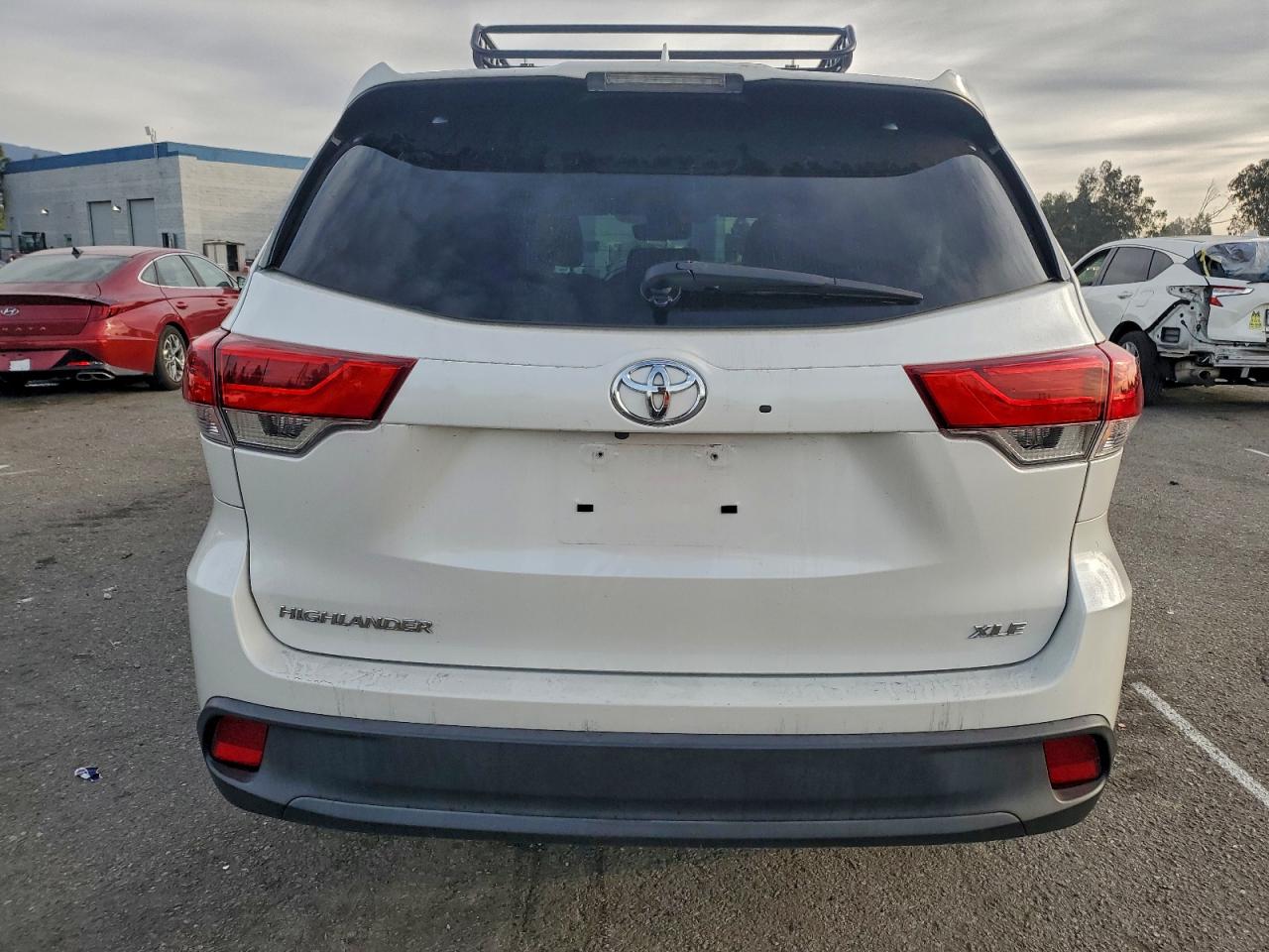 2019 TOYOTA HIGHLANDER SE photo 6