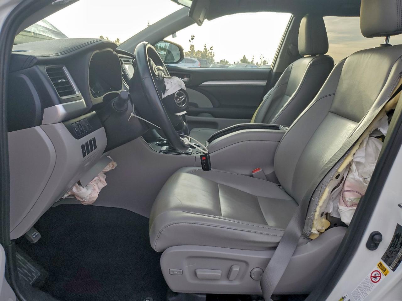 2019 TOYOTA HIGHLANDER SE photo 7