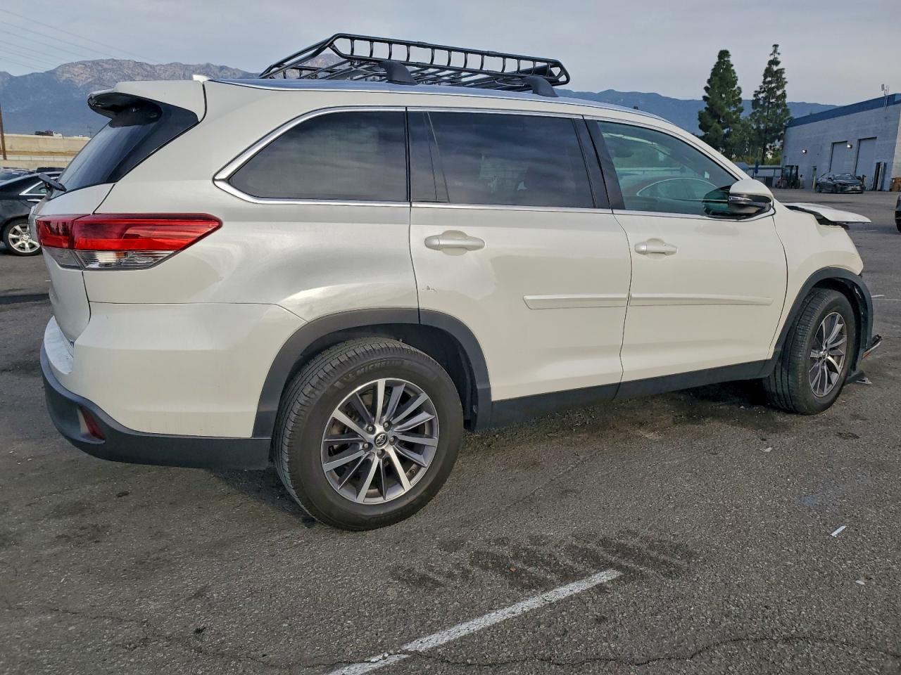 2019 TOYOTA HIGHLANDER SE photo 3