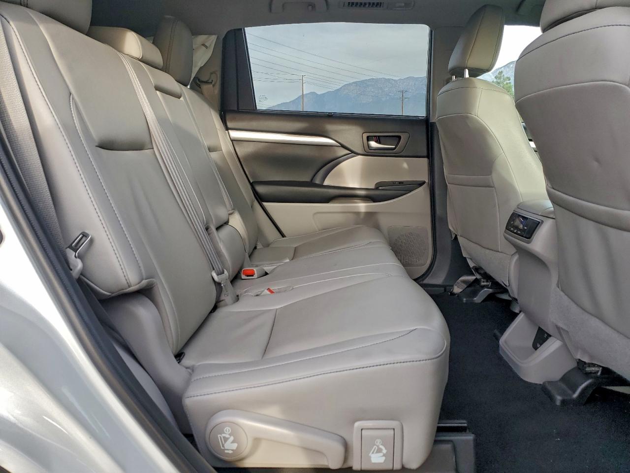 2019 TOYOTA HIGHLANDER SE photo 11