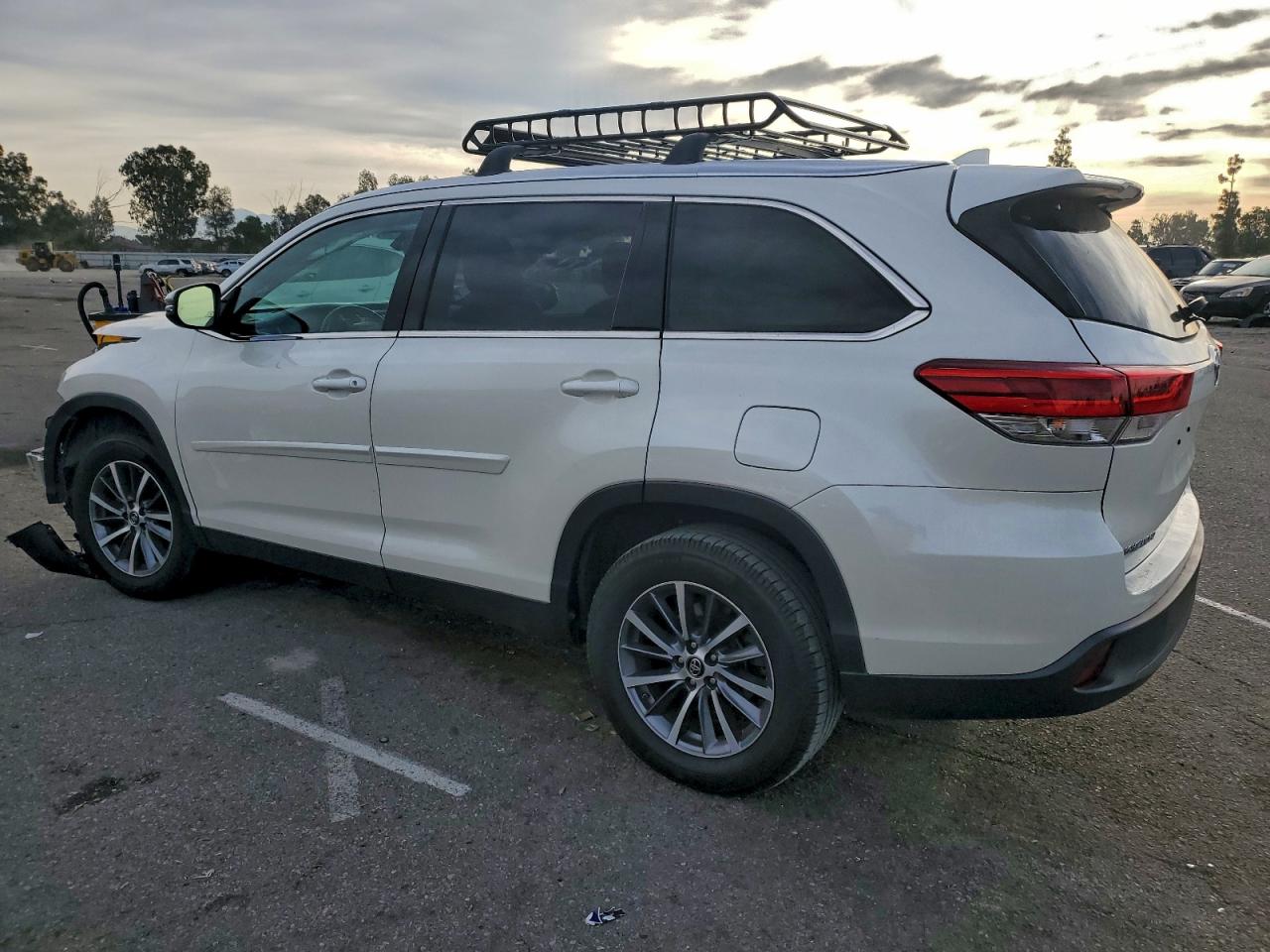 2019 TOYOTA HIGHLANDER SE photo 2