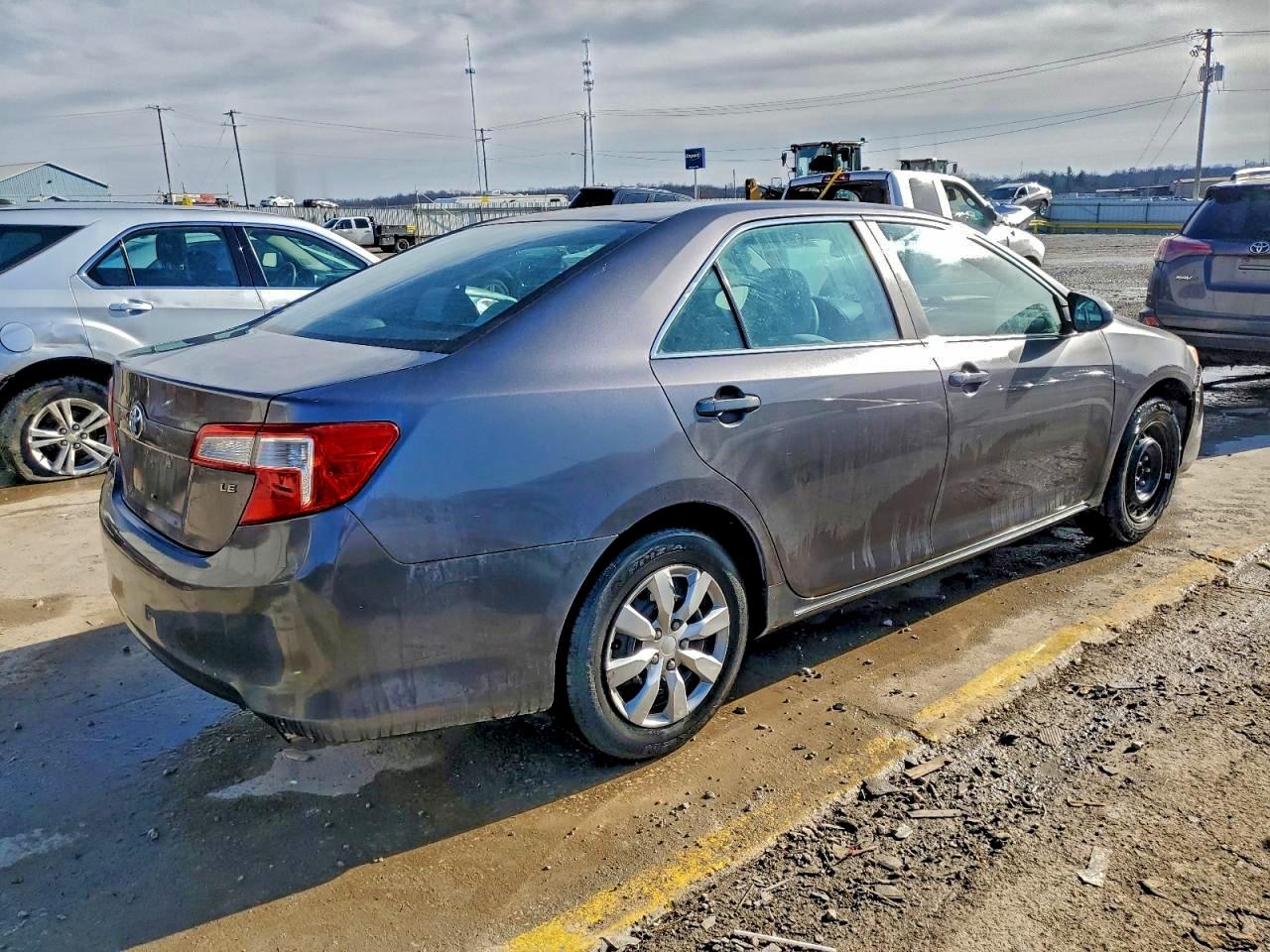 2013 TOYOTA CAMRY LE photo 3