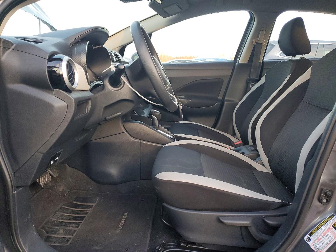 2021 NISSAN VERSA SV photo 7