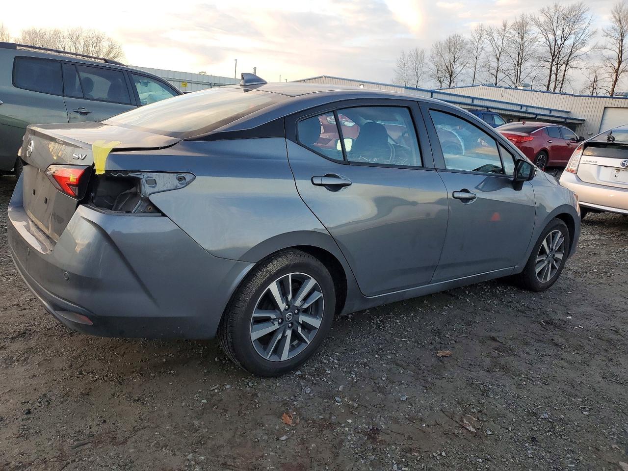 2021 NISSAN VERSA SV photo 3