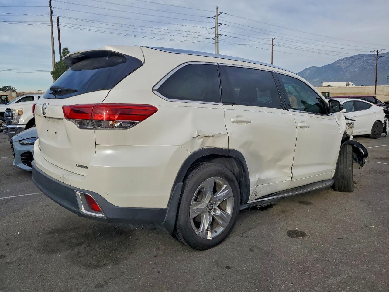 2019 TOYOTA HIGHLANDER LIMITED photo 7