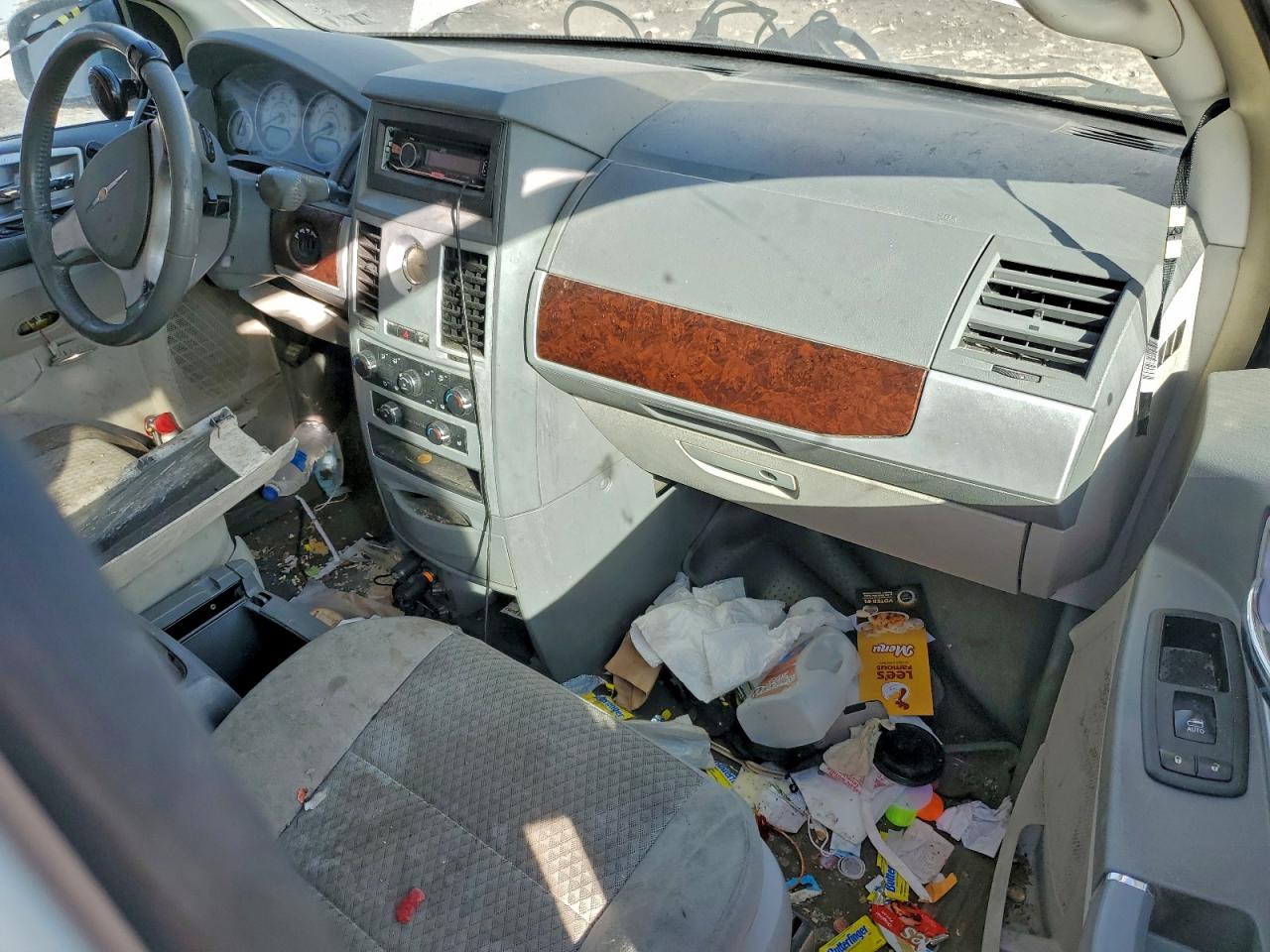 2010 CHRYSLER TOWN & COUNTRY TOURING photo 8