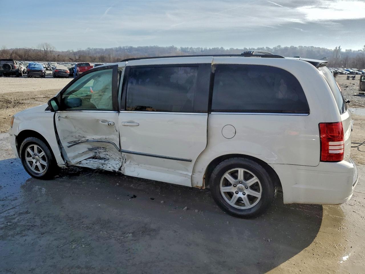2010 CHRYSLER TOWN & COUNTRY TOURING photo 2