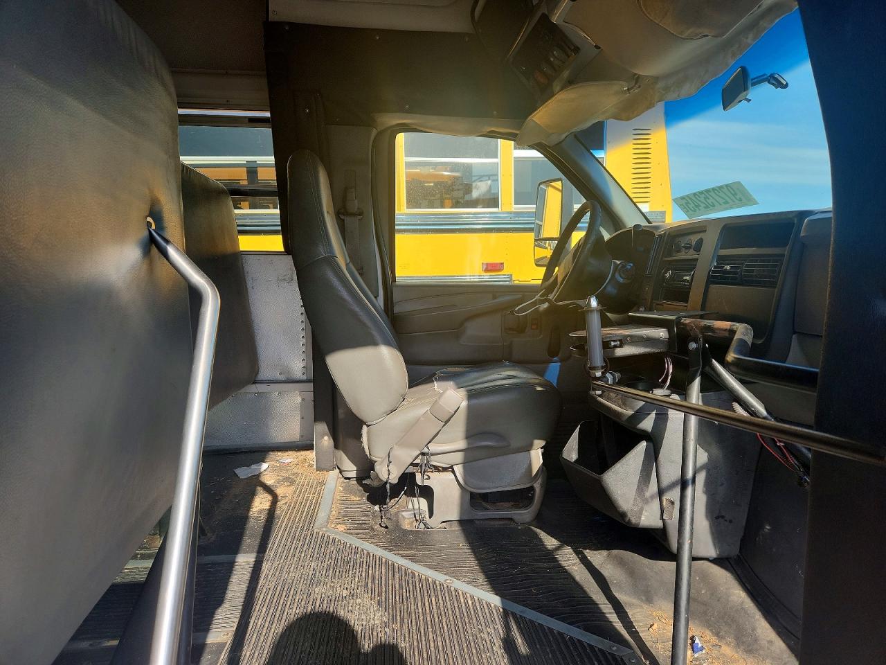 2003 GMC SAVANA BUS photo 13