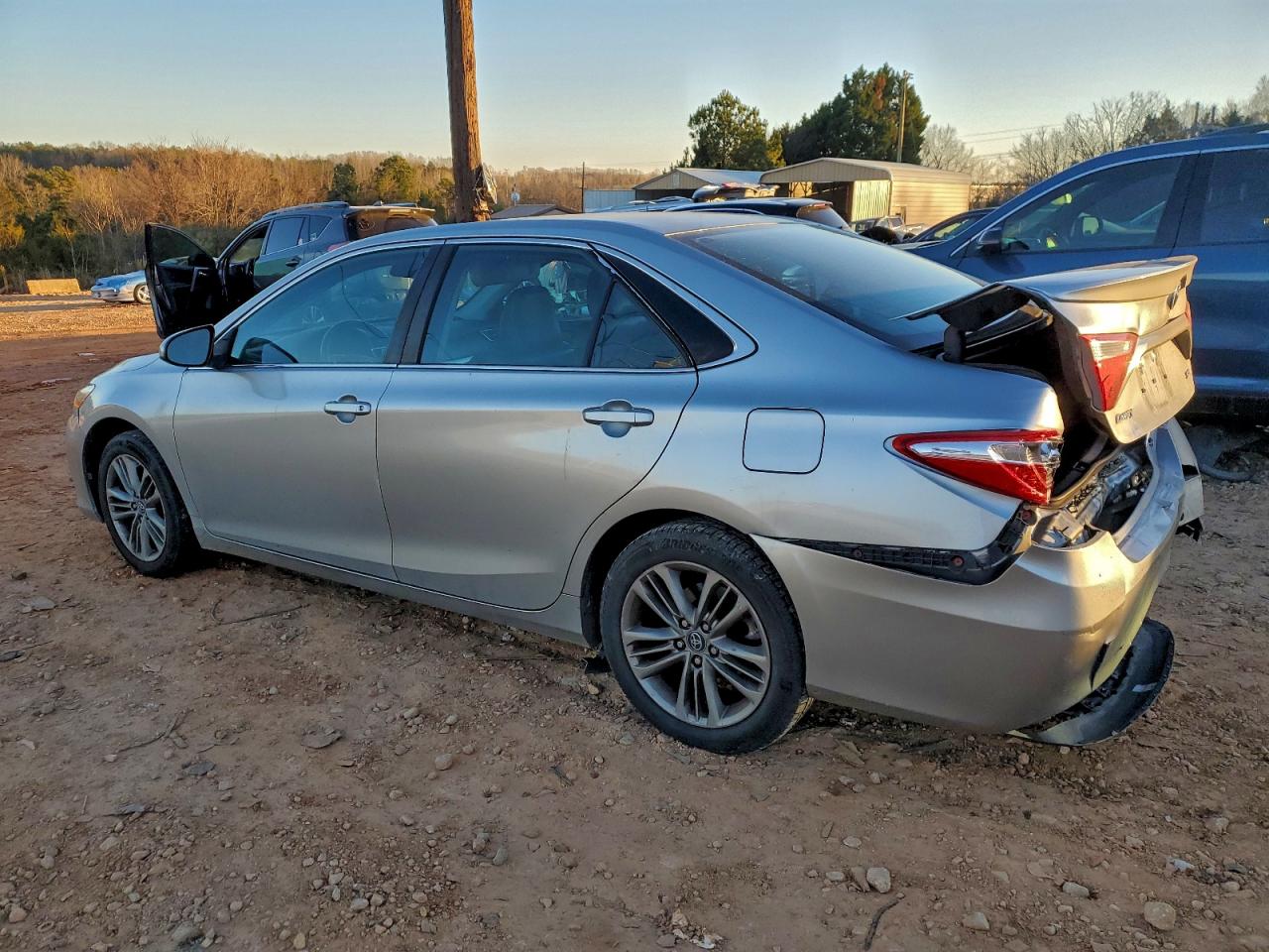 2016 TOYOTA CAMRY LE photo 2