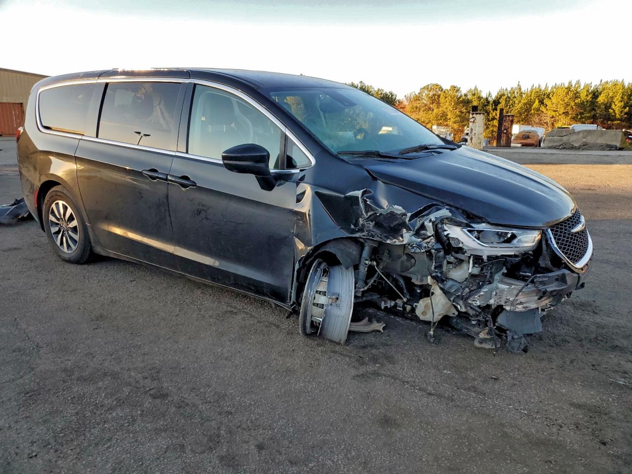 2023 CHRYSLER PACIFICA HYBRID TOURING L photo 4