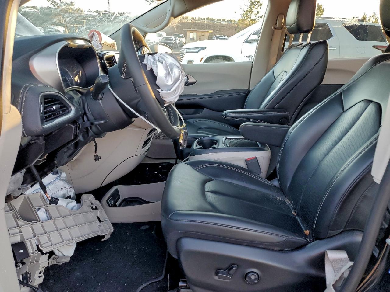 2023 CHRYSLER PACIFICA HYBRID TOURING L photo 7