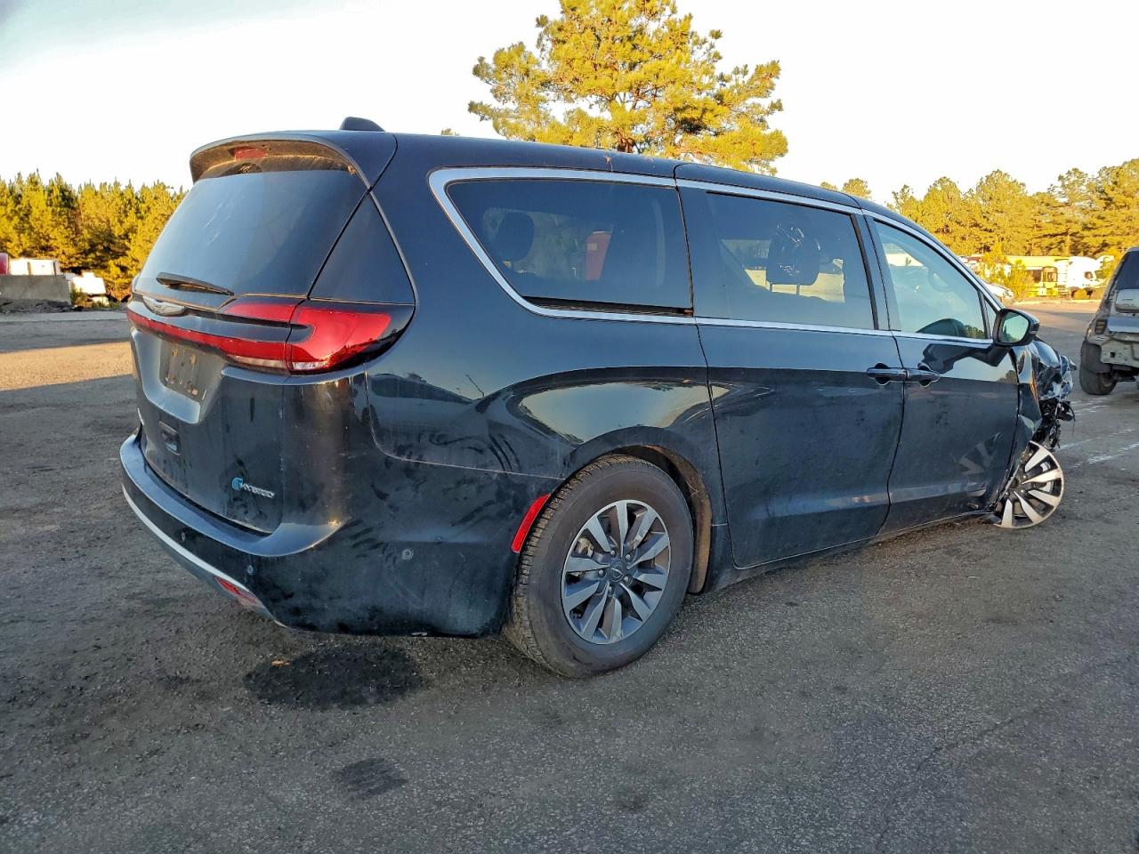 2023 CHRYSLER PACIFICA HYBRID TOURING L photo 3