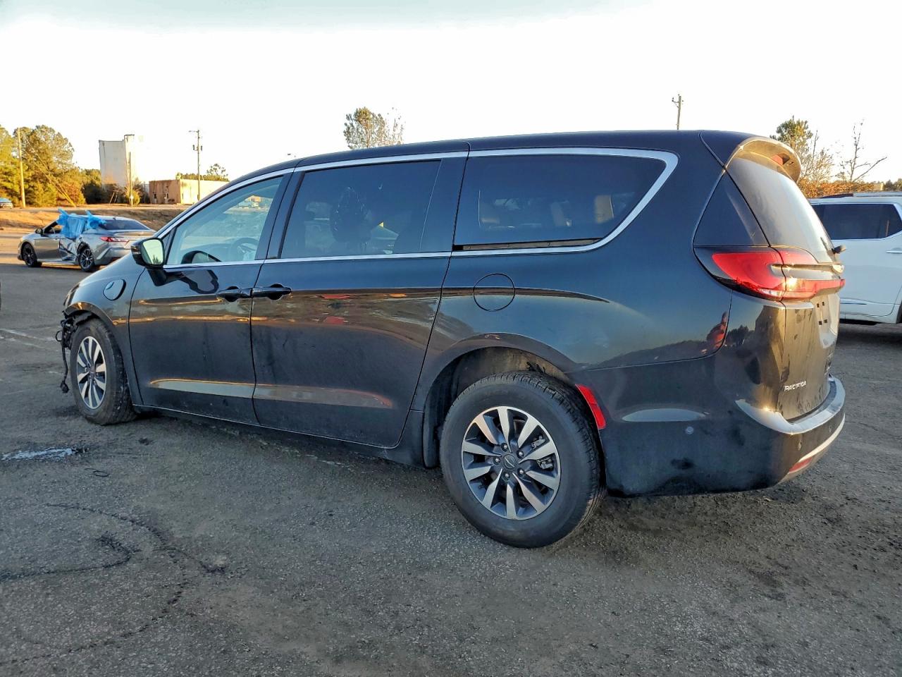 2023 CHRYSLER PACIFICA HYBRID TOURING L photo 2