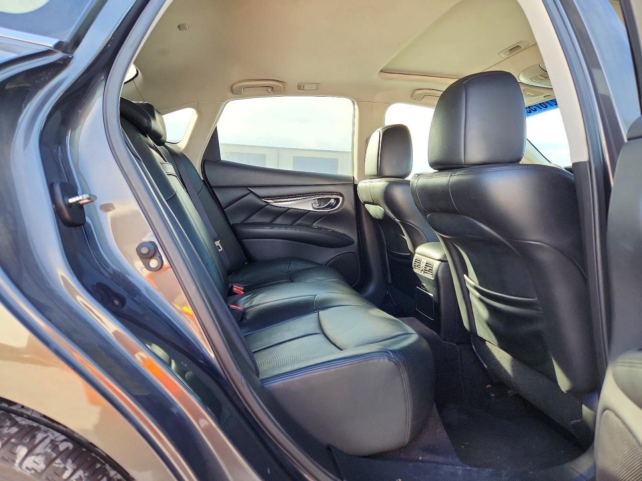 2012 INFINITI M37 photo 10