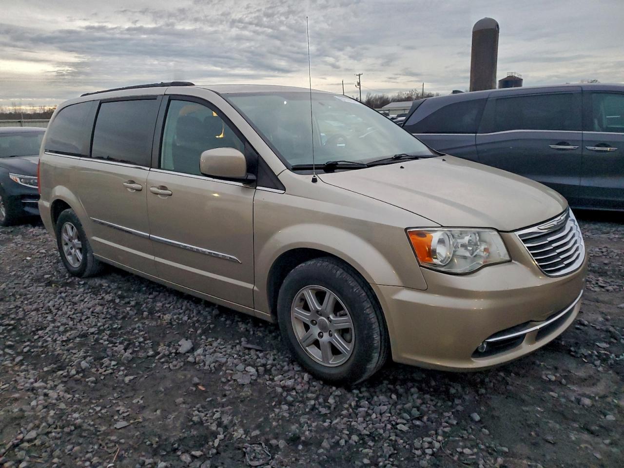 2012 CHRYSLER TOWN & COUNTRY TOURING photo 4
