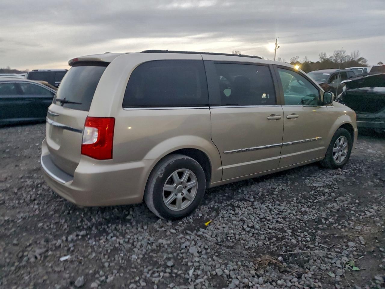 2012 CHRYSLER TOWN & COUNTRY TOURING photo 3