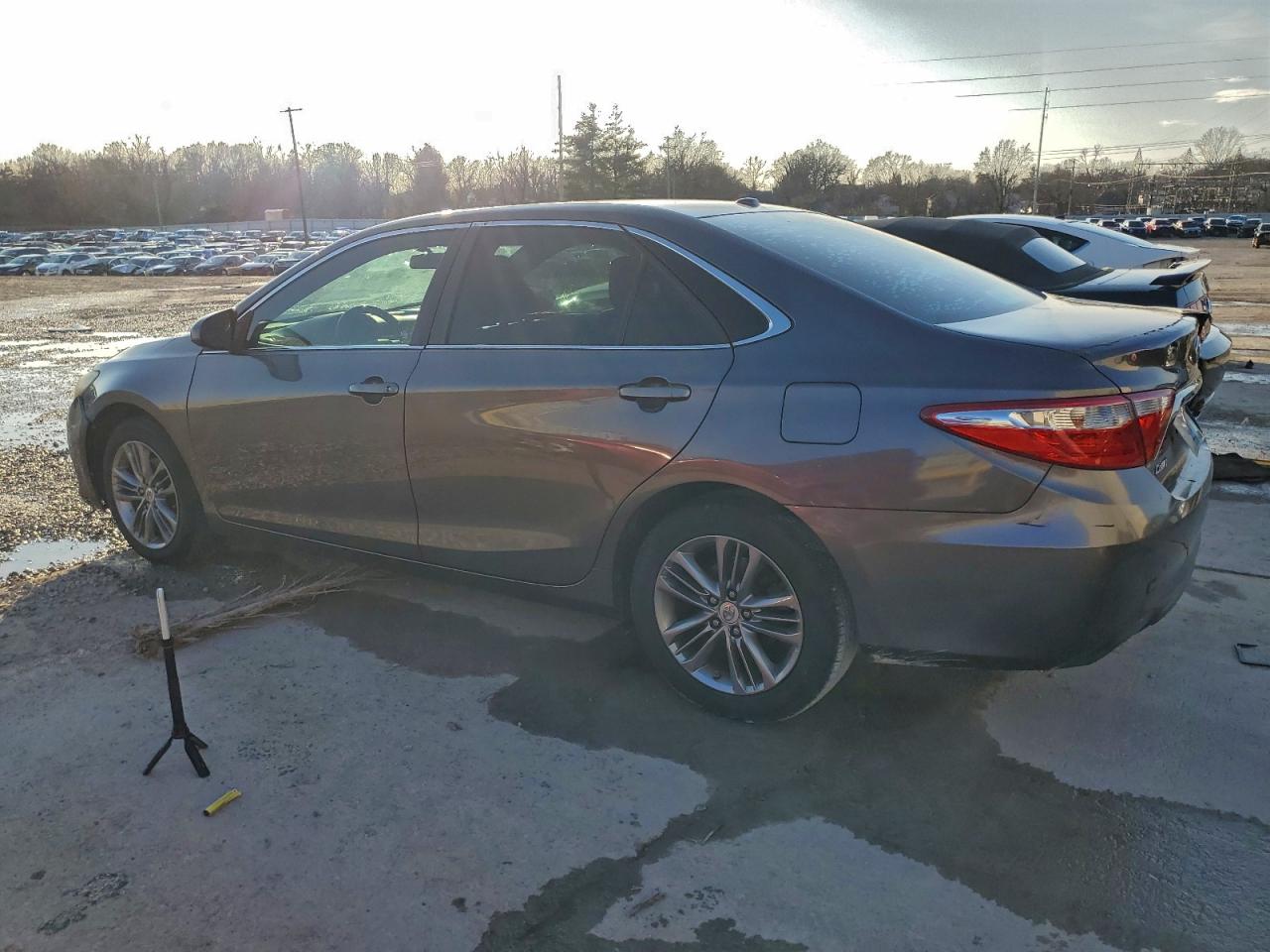 2015 TOYOTA CAMRY LE photo 3