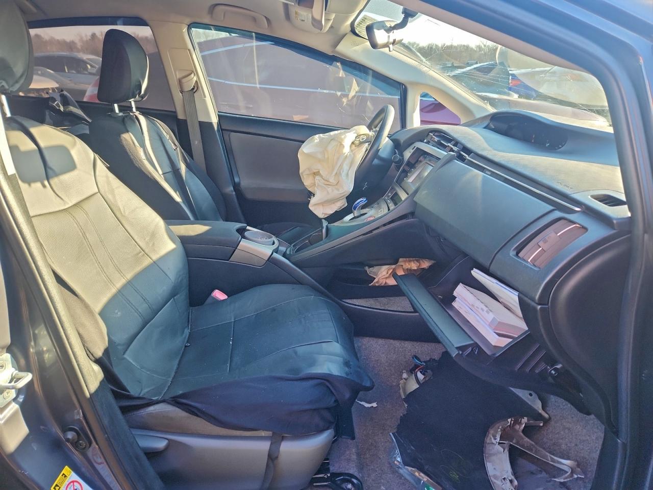 2013 TOYOTA PRIUS photo 13