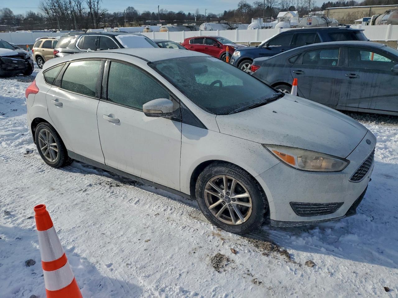 2017 FORD FOCUS SE photo 4