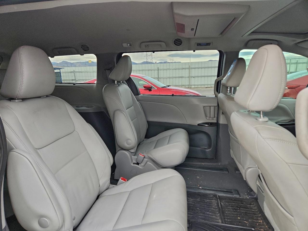 2020 TOYOTA SIENNA XLE photo 41