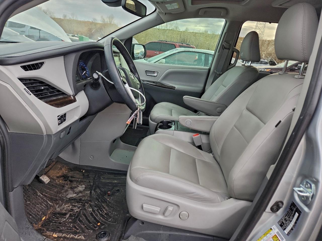 2020 TOYOTA SIENNA XLE photo 25