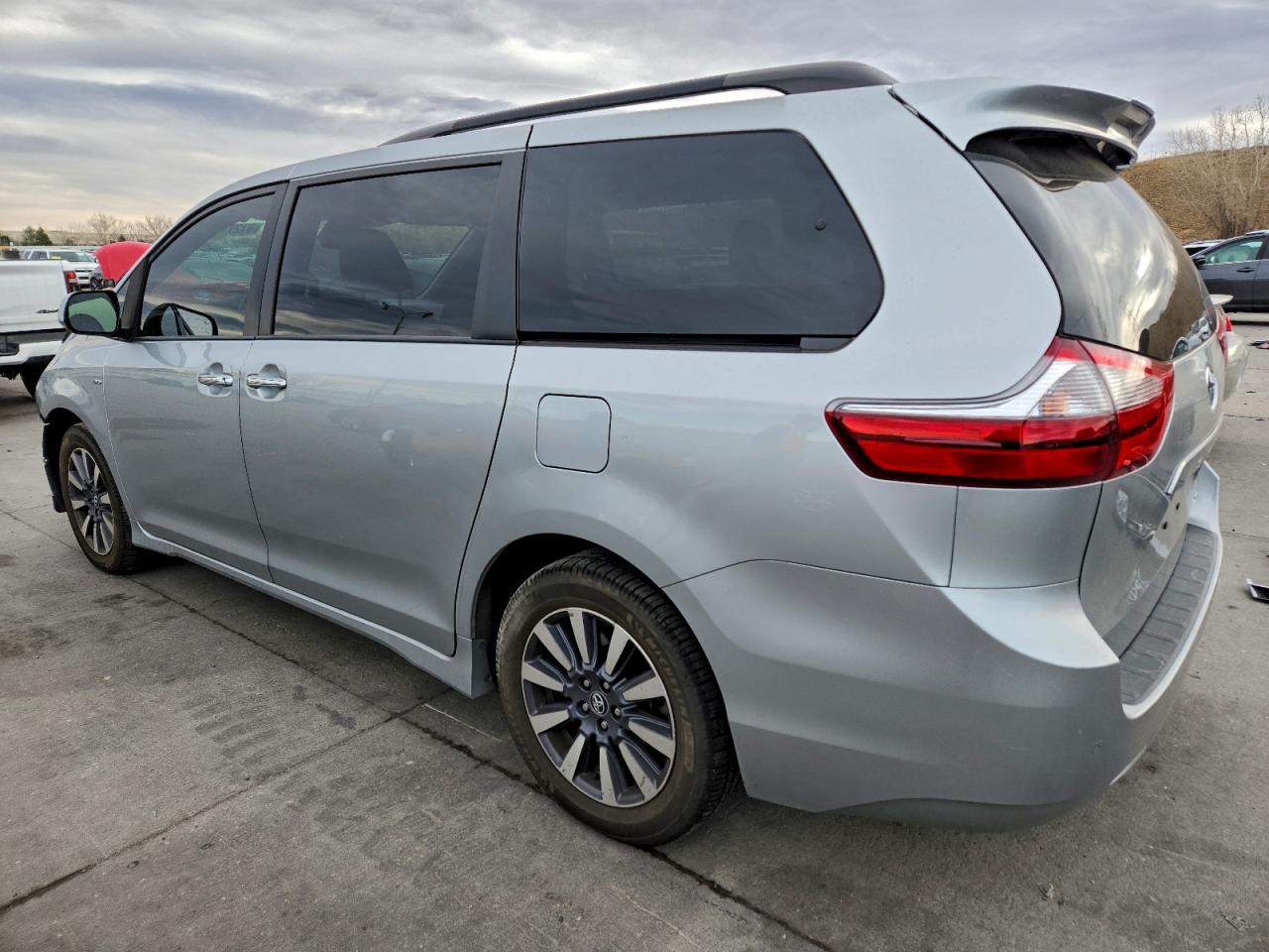 2020 TOYOTA SIENNA XLE photo 5