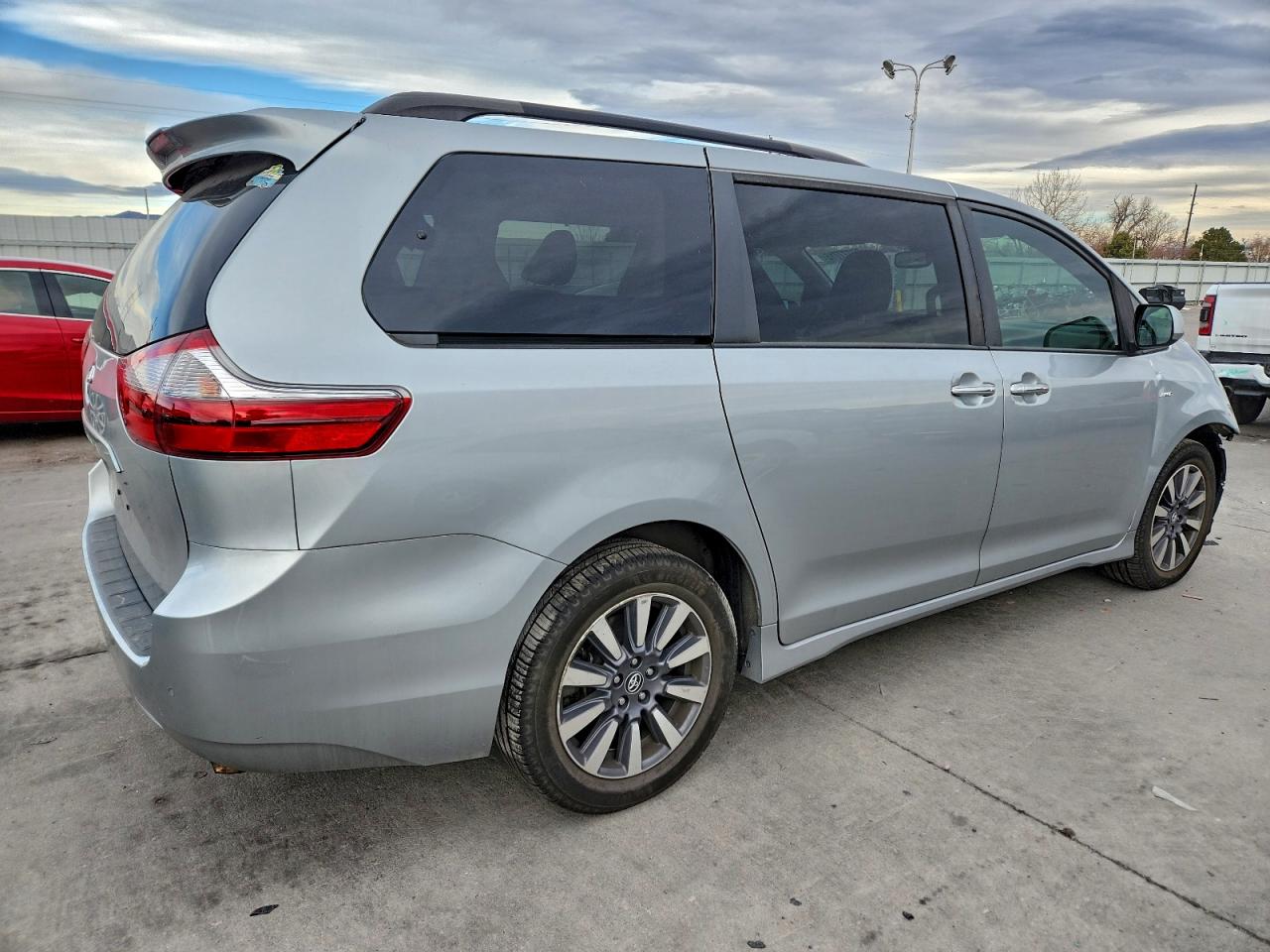 2020 TOYOTA SIENNA XLE photo 9