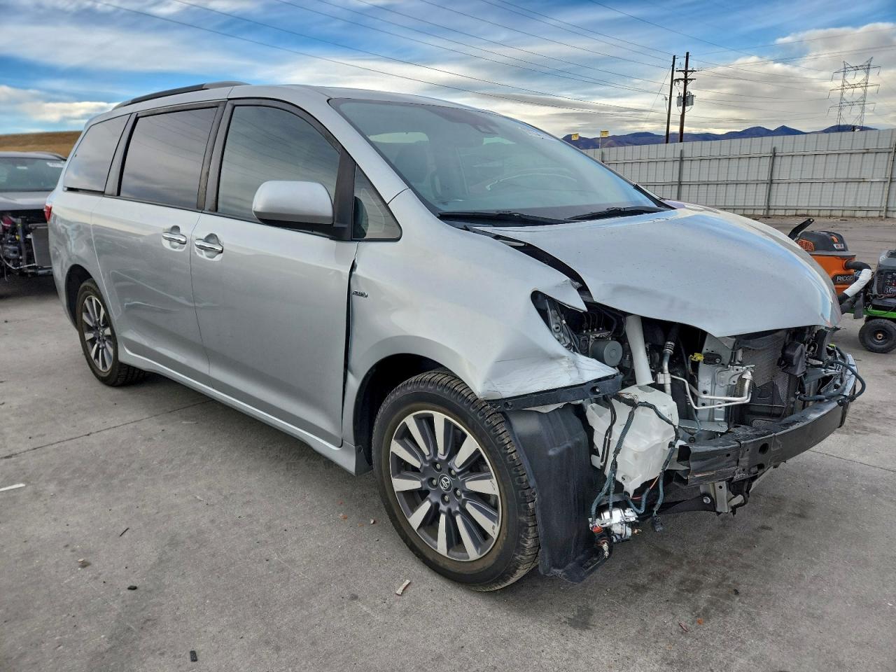 2020 TOYOTA SIENNA XLE photo 13